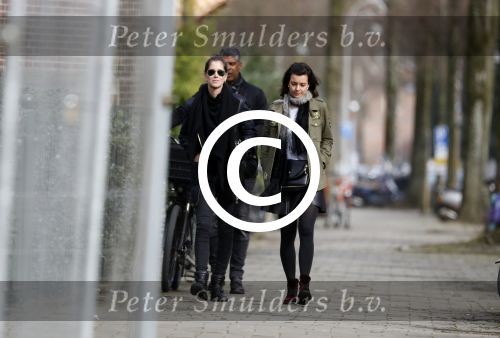 Amsterdam 13 maart 2017  
Frank Rijkaard met zijn vrouw Stephanie en een vriendin op straat in amsterdam zuid