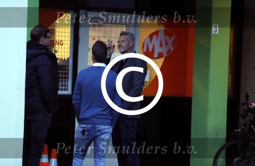 Hilversum 6 maart 2017
Sybrand Niessen rookt sigaret bij studio omroep Max