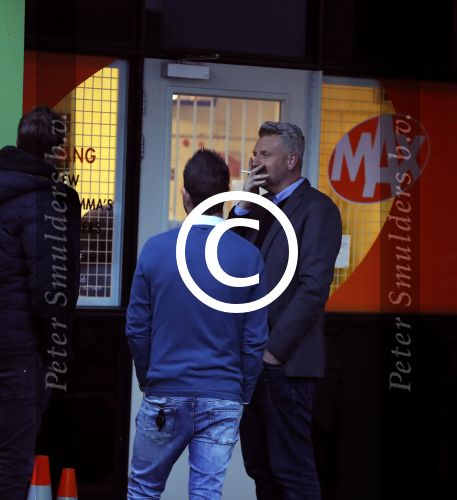 Hilversum 6 maart 2017
Sybrand Niessen rookt sigaret bij studio omroep Max