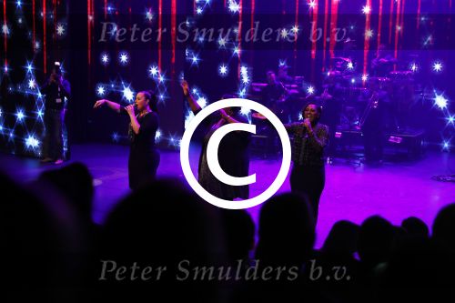 Aalsmeer 29 maart 2017
Hulphond gala in Aalsmeer studio\'s. Trijntje Oosterhuis met Shirma en Edsilia Rombley