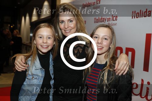 Utrecht 23 maart 2017
Premiere Holiday on ice in de jaarbeurs met Maxim en Rene Froger. Vivian Slingerland met dochter