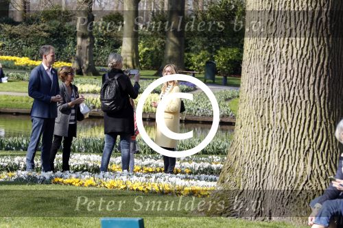 Lisse Keukenhof 28 maart 2017
Wendy v Dijk doopt haar tulp. Dochter Lizzy Broer Mike en haar moeder zijn erbij.