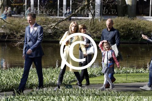Lisse Keukenhof 28 maart 2017
Wendy v Dijk doopt haar tulp. Dochter Lizzy Broer Mike en haar moeder zijn erbij.