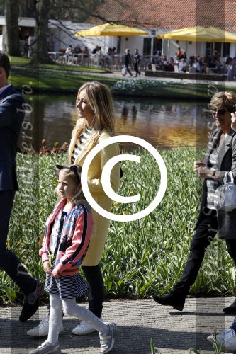 Lisse Keukenhof 28 maart 2017
Wendy v Dijk doopt haar tulp. Dochter Lizzy Broer Mike en haar moeder zijn erbij.
