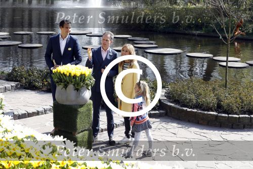 Lisse Keukenhof 28 maart 2017
Wendy v Dijk doopt haar tulp. Dochter Lizzy Broer Mike en haar moeder zijn erbij.