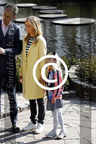 Lisse Keukenhof 28 maart 2017
Wendy v Dijk doopt haar tulp. Dochter Lizzy Broer Mike en haar moeder zijn erbij.