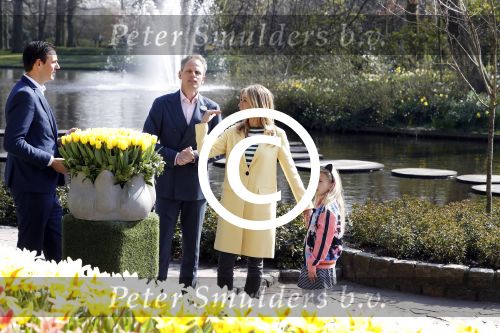 Lisse Keukenhof 28 maart 2017
Wendy v Dijk doopt haar tulp. Dochter Lizzy Broer Mike en haar moeder zijn erbij.