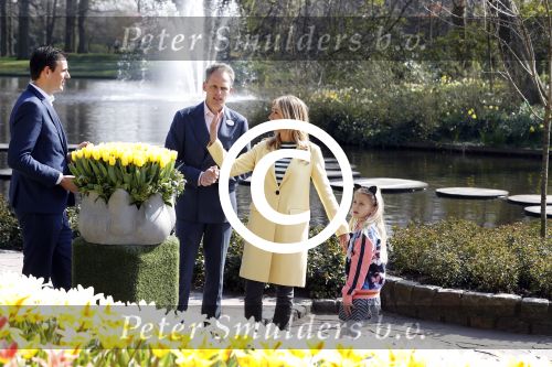 Lisse Keukenhof 28 maart 2017
Wendy v Dijk doopt haar tulp. Dochter Lizzy Broer Mike en haar moeder zijn erbij.