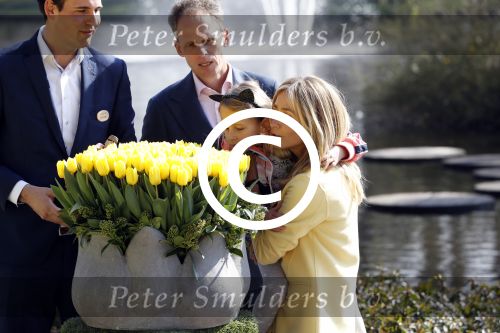 Lisse Keukenhof 28 maart 2017
Wendy v Dijk doopt haar tulp. Dochter Lizzy Broer Mike en haar moeder zijn erbij.