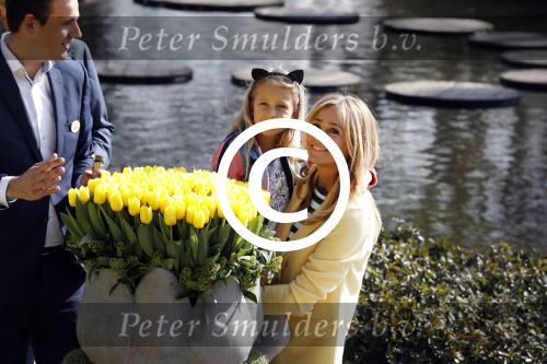 Lisse Keukenhof 28 maart 2017
Wendy v Dijk doopt haar tulp. Dochter Lizzy Broer Mike en haar moeder zijn erbij.