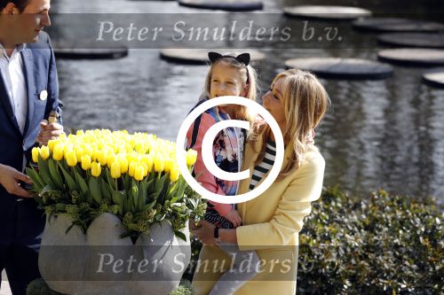 Lisse Keukenhof 28 maart 2017
Wendy v Dijk doopt haar tulp. Dochter Lizzy Broer Mike en haar moeder zijn erbij.