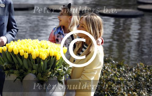 Lisse Keukenhof 28 maart 2017
Wendy v Dijk doopt haar tulp. Dochter Lizzy Broer Mike en haar moeder zijn erbij.