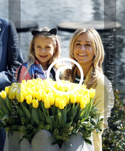 Lisse Keukenhof 28 maart 2017
Wendy v Dijk doopt haar tulp. Dochter Lizzy Broer Mike en haar moeder zijn erbij.