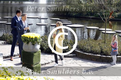 Lisse Keukenhof 28 maart 2017
Wendy v Dijk doopt haar tulp. Dochter Lizzy Broer Mike en haar moeder zijn erbij.