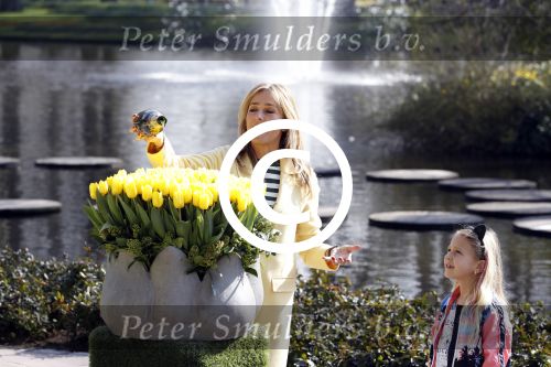 Lisse Keukenhof 28 maart 2017
Wendy v Dijk doopt haar tulp. Dochter Lizzy Broer Mike en haar moeder zijn erbij.