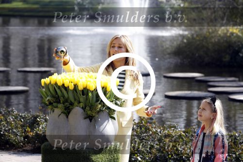Lisse Keukenhof 28 maart 2017
Wendy v Dijk doopt haar tulp. Dochter Lizzy Broer Mike en haar moeder zijn erbij.