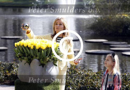 Lisse Keukenhof 28 maart 2017
Wendy v Dijk doopt haar tulp. Dochter Lizzy Broer Mike en haar moeder zijn erbij.
