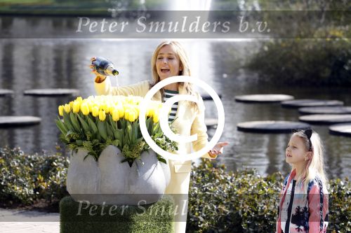 Lisse Keukenhof 28 maart 2017
Wendy v Dijk doopt haar tulp. Dochter Lizzy Broer Mike en haar moeder zijn erbij.