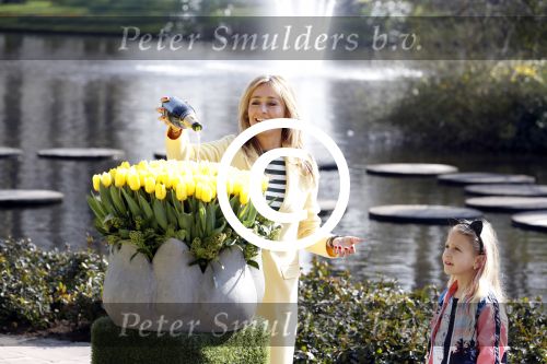 Lisse Keukenhof 28 maart 2017
Wendy v Dijk doopt haar tulp. Dochter Lizzy Broer Mike en haar moeder zijn erbij.