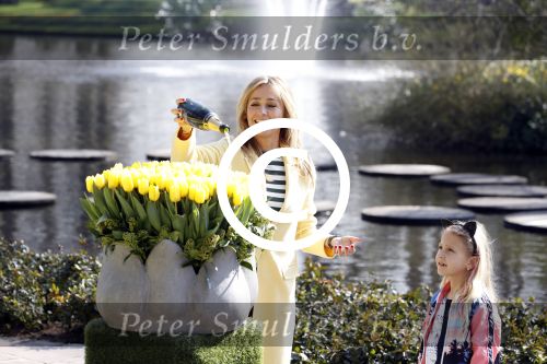 Lisse Keukenhof 28 maart 2017
Wendy v Dijk doopt haar tulp. Dochter Lizzy Broer Mike en haar moeder zijn erbij.