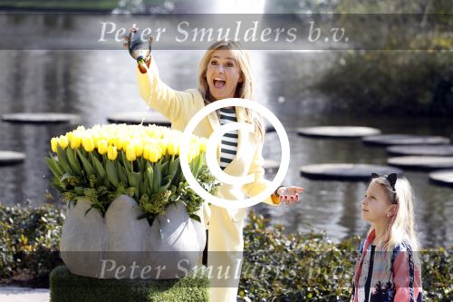 Lisse Keukenhof 28 maart 2017
Wendy v Dijk doopt haar tulp. Dochter Lizzy Broer Mike en haar moeder zijn erbij.