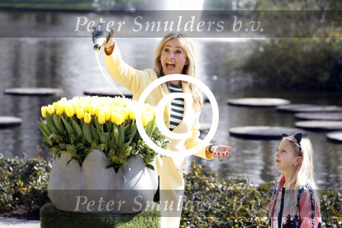 Lisse Keukenhof 28 maart 2017
Wendy v Dijk doopt haar tulp. Dochter Lizzy Broer Mike en haar moeder zijn erbij.
