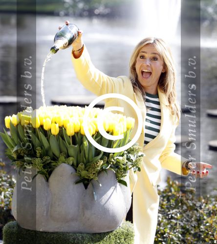 Lisse Keukenhof 28 maart 2017
Wendy v Dijk doopt haar tulp. Dochter Lizzy Broer Mike en haar moeder zijn erbij.