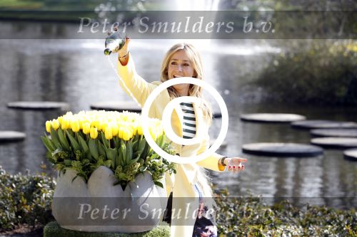 Lisse Keukenhof 28 maart 2017
Wendy v Dijk doopt haar tulp. Dochter Lizzy Broer Mike en haar moeder zijn erbij.
