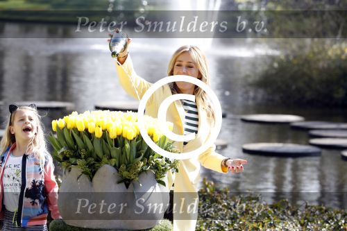 Lisse Keukenhof 28 maart 2017
Wendy v Dijk doopt haar tulp. Dochter Lizzy Broer Mike en haar moeder zijn erbij.