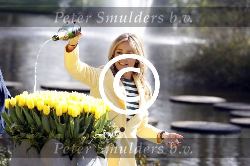 Lisse Keukenhof 28 maart 2017
Wendy v Dijk doopt haar tulp. Dochter Lizzy Broer Mike en haar moeder zijn erbij.