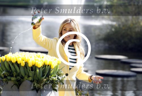 Lisse Keukenhof 28 maart 2017
Wendy v Dijk doopt haar tulp. Dochter Lizzy Broer Mike en haar moeder zijn erbij.
