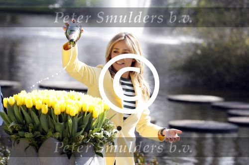 Lisse Keukenhof 28 maart 2017
Wendy v Dijk doopt haar tulp. Dochter Lizzy Broer Mike en haar moeder zijn erbij.