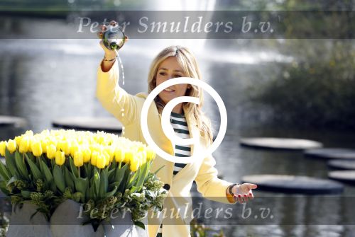 Lisse Keukenhof 28 maart 2017
Wendy v Dijk doopt haar tulp. Dochter Lizzy Broer Mike en haar moeder zijn erbij.