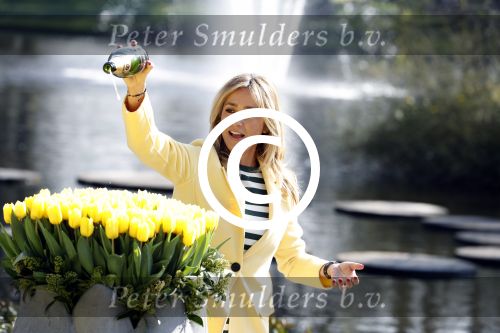 Lisse Keukenhof 28 maart 2017
Wendy v Dijk doopt haar tulp. Dochter Lizzy Broer Mike en haar moeder zijn erbij.
