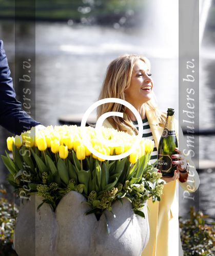 Lisse Keukenhof 28 maart 2017
Wendy v Dijk doopt haar tulp. Dochter Lizzy Broer Mike en haar moeder zijn erbij.