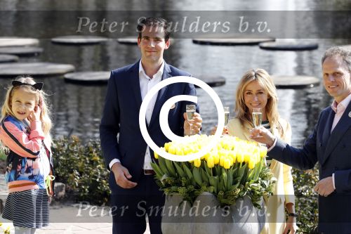 Lisse Keukenhof 28 maart 2017
Wendy v Dijk doopt haar tulp. Dochter Lizzy Broer Mike en haar moeder zijn erbij.
