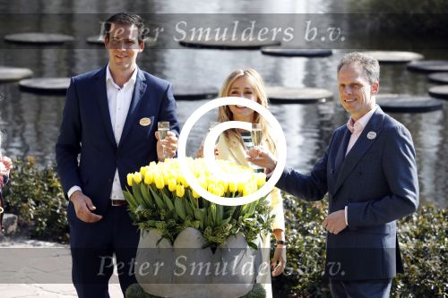 Lisse Keukenhof 28 maart 2017
Wendy v Dijk doopt haar tulp. Dochter Lizzy Broer Mike en haar moeder zijn erbij.