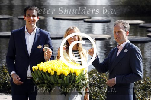 Lisse Keukenhof 28 maart 2017
Wendy v Dijk doopt haar tulp. Dochter Lizzy Broer Mike en haar moeder zijn erbij.
