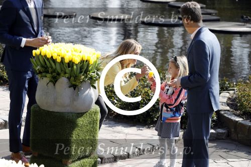 Lisse Keukenhof 28 maart 2017
Wendy v Dijk doopt haar tulp. Dochter Lizzy Broer Mike en haar moeder zijn erbij.