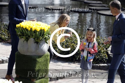 Lisse Keukenhof 28 maart 2017
Wendy v Dijk doopt haar tulp. Dochter Lizzy Broer Mike en haar moeder zijn erbij.