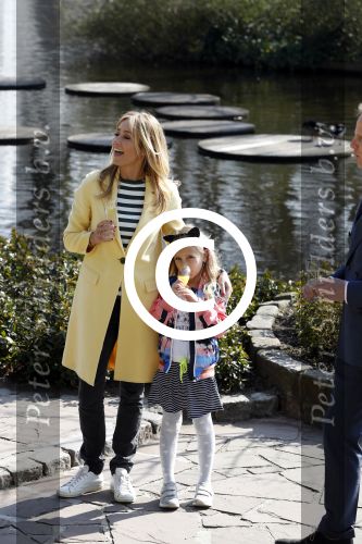 Lisse Keukenhof 28 maart 2017
Wendy v Dijk doopt haar tulp. Dochter Lizzy Broer Mike en haar moeder zijn erbij.