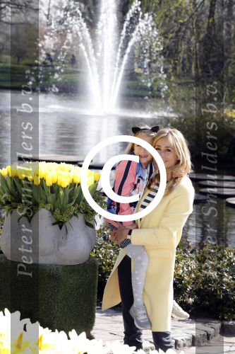 Lisse Keukenhof 28 maart 2017
Wendy v Dijk doopt haar tulp. Dochter Lizzy Broer Mike en haar moeder zijn erbij.
