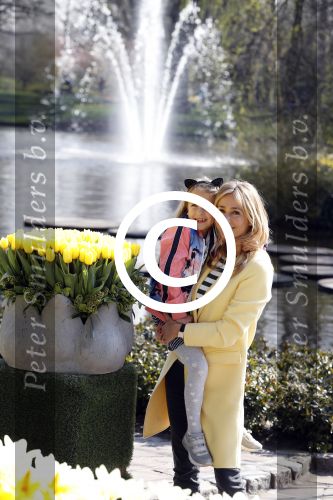 Lisse Keukenhof 28 maart 2017
Wendy v Dijk doopt haar tulp. Dochter Lizzy Broer Mike en haar moeder zijn erbij.