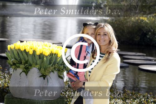 Lisse Keukenhof 28 maart 2017
Wendy v Dijk doopt haar tulp. Dochter Lizzy Broer Mike en haar moeder zijn erbij.