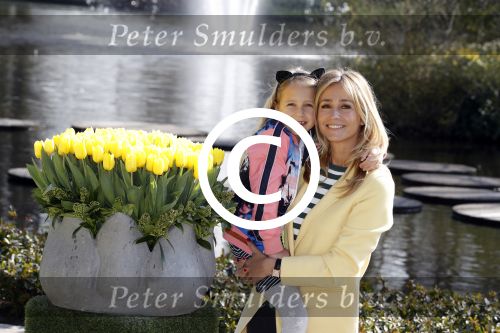 Lisse Keukenhof 28 maart 2017
Wendy v Dijk doopt haar tulp. Dochter Lizzy Broer Mike en haar moeder zijn erbij.