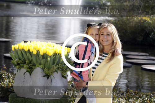 Lisse Keukenhof 28 maart 2017
Wendy v Dijk doopt haar tulp. Dochter Lizzy Broer Mike en haar moeder zijn erbij.