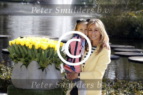 Lisse Keukenhof 28 maart 2017
Wendy v Dijk doopt haar tulp. Dochter Lizzy Broer Mike en haar moeder zijn erbij.