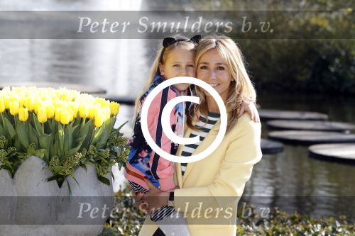 Lisse Keukenhof 28 maart 2017
Wendy v Dijk doopt haar tulp. Dochter Lizzy Broer Mike en haar moeder zijn erbij.