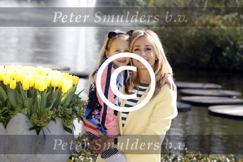 Lisse Keukenhof 28 maart 2017
Wendy v Dijk doopt haar tulp. Dochter Lizzy Broer Mike en haar moeder zijn erbij.