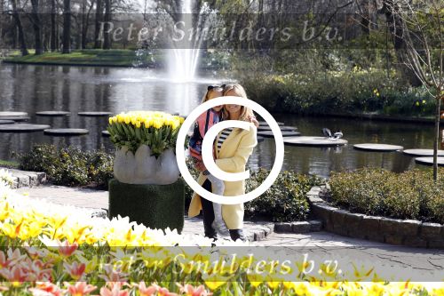 Lisse Keukenhof 28 maart 2017
Wendy v Dijk doopt haar tulp. Dochter Lizzy Broer Mike en haar moeder zijn erbij.